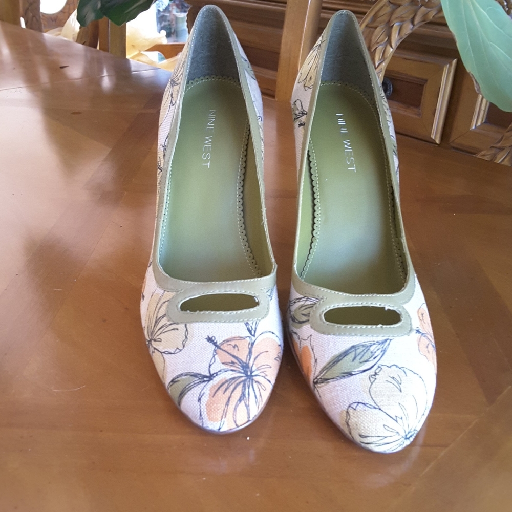 Nine West canvas and leather shoe